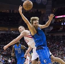 为什么投手在换局间隙需要穿着外套以防止手臂肌肉因温度骤降变僵